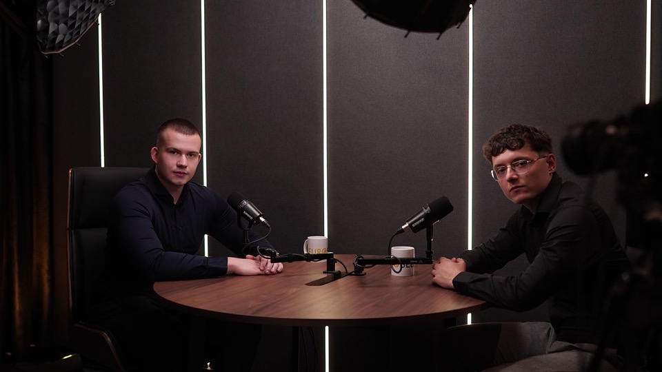Michał Górny i Jakub Kisiała w studiu podcastu EUROSELL
